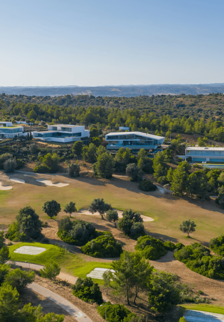 Vista aérea do campo de golfe e das residências de luxo do Palmares, perfeitamente integradas na paisagem natural de Lagos, Algarve.