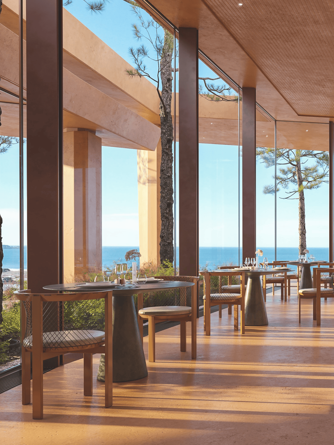 Restaurante com arquitetura contemporânea e vista deslumbrante para o mar, no Palmares Living — espaço elegante e acolhedor rodeado por natureza.