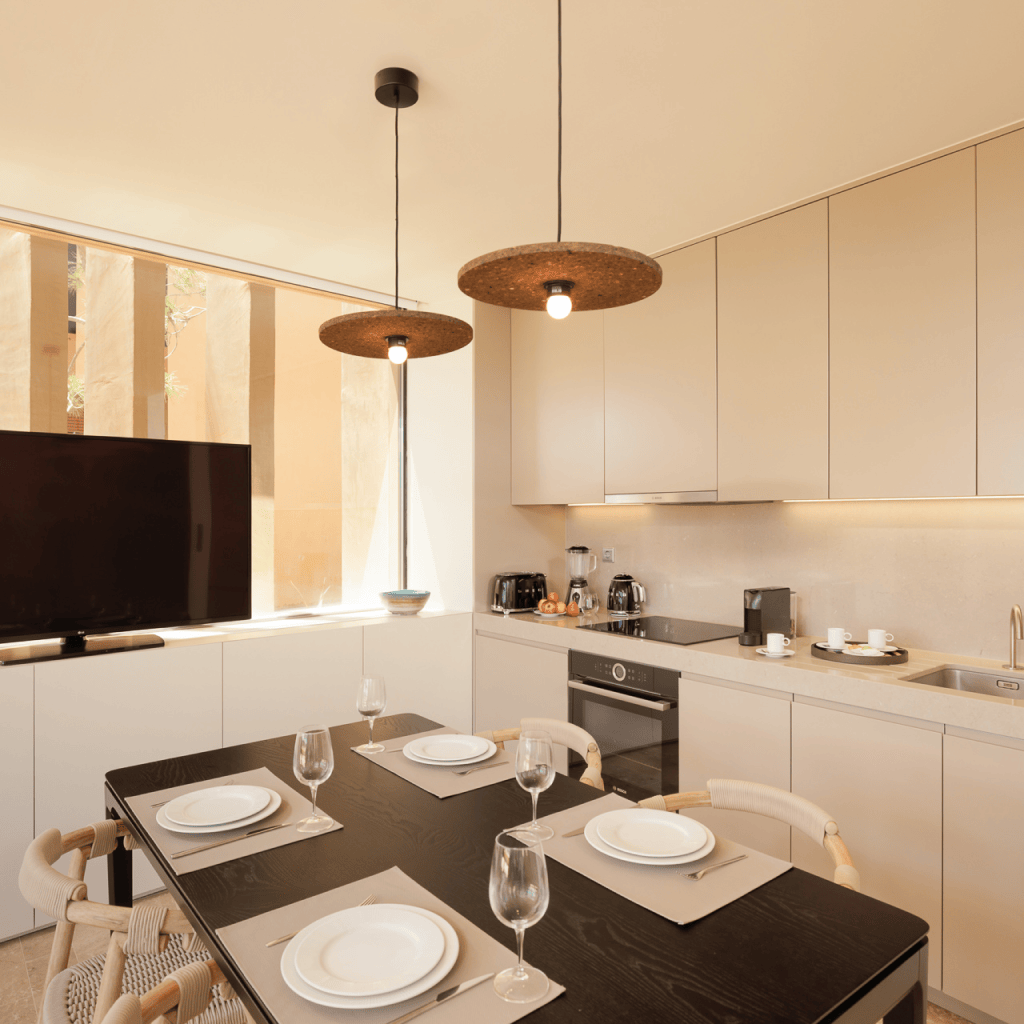 Cozinha totalmente equipada e zona de refeições em apartamento T1 de Palmares.
