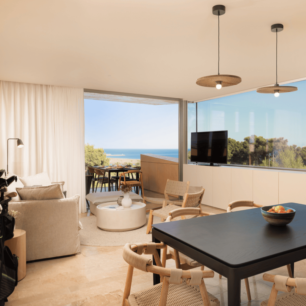 Sala de estar de T1 com vista desafogada para o mar e campo de golfe em Palmares.