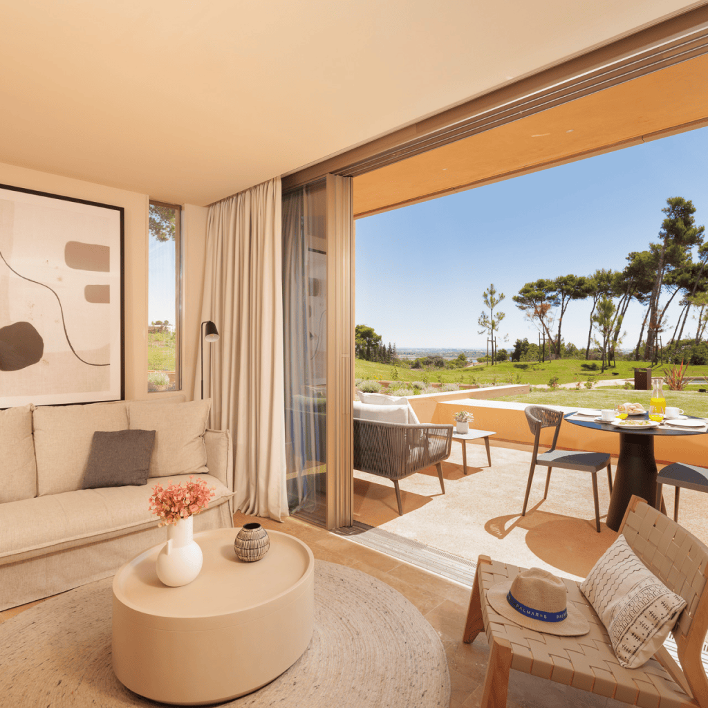 Sala de estar luminosa com acesso direto ao jardim e natureza envolvente em T1.