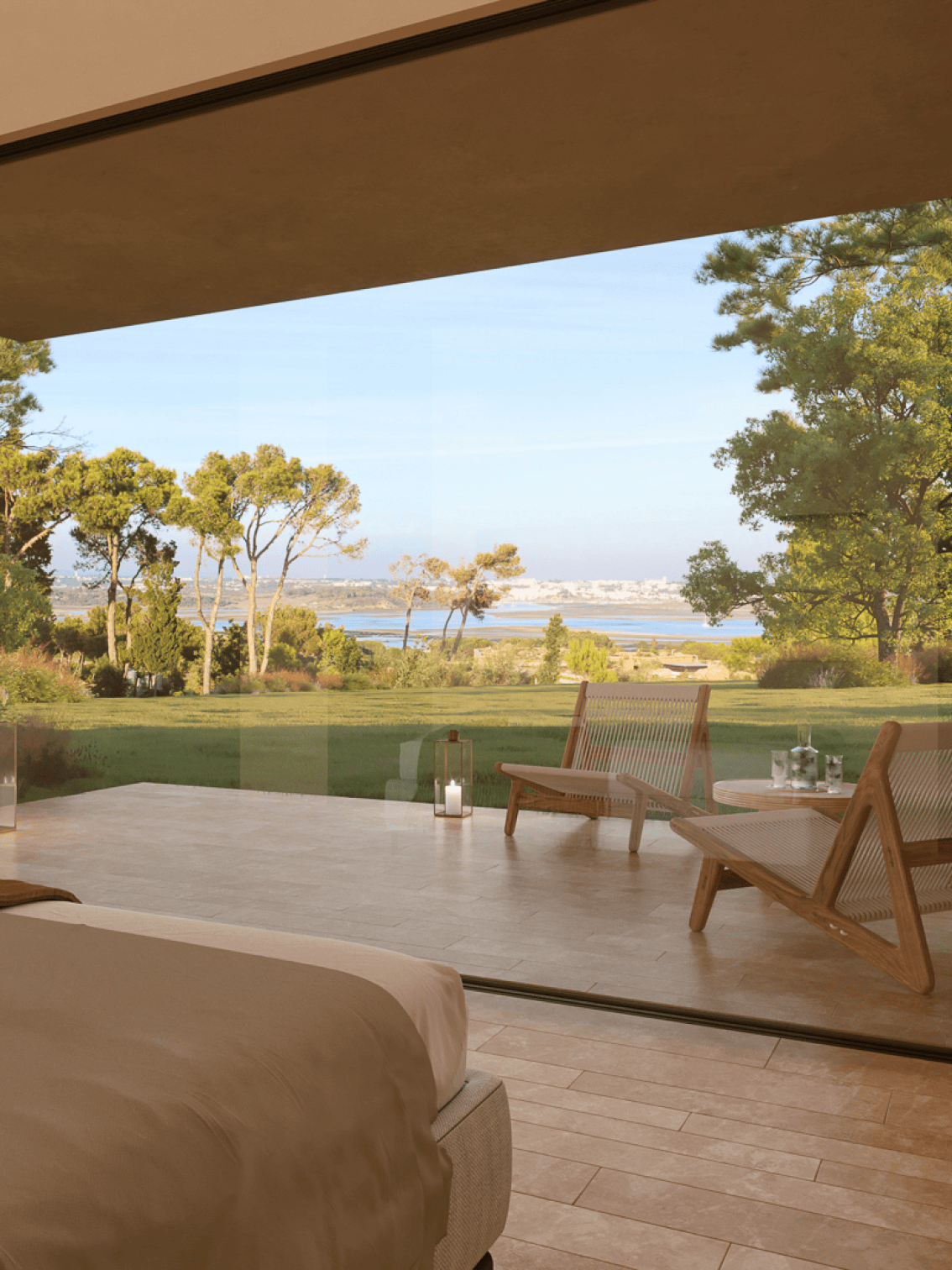 Quarto com janelas panorâmicas e vista para a costa de Lagos.