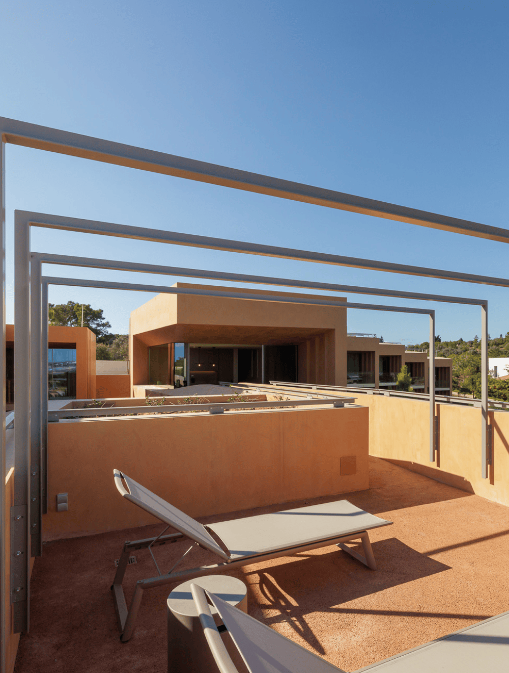 Terraço privado com espreguiçadeiras e vista lateral em Palmares Living.